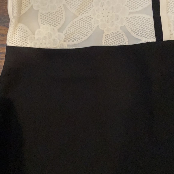 Loft dress in darling colorblocked design. Black and cream. - Picture 3 of 4